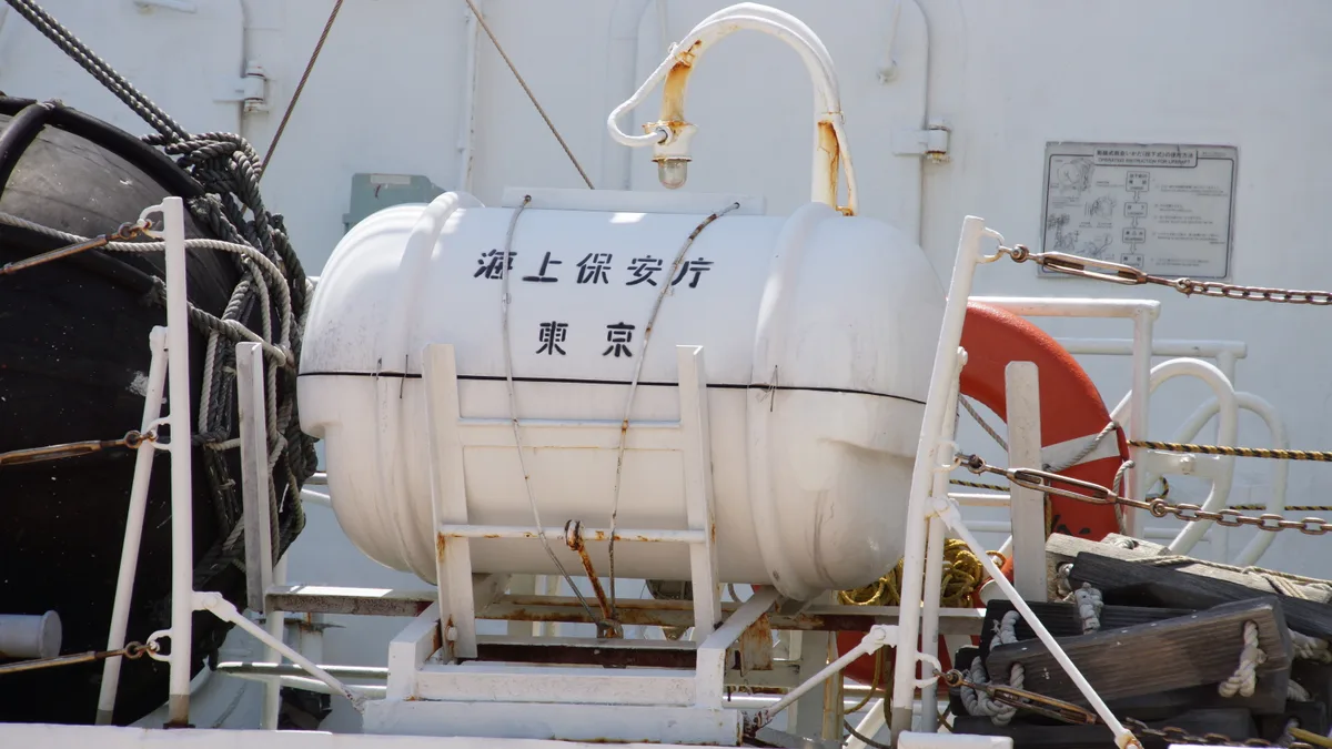 IMPA 330102 Inflatable Liferaft, Throw-Over Ty, for 10 Men — reference product photo (illustrative)